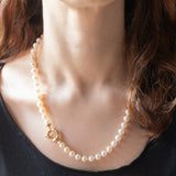 Collana vintage con filo di perle e con chiusura in oro giallo 18K, anni ‘60/‘70