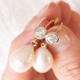 Orecchini pendenti in oro giallo 18K e argento con perle bianche e diamanti di taglio vecchia miniera (1ctw ca.)