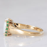 Anello vintage in oro giallo 8K con opale (0.90ct ca.) e smeraldi (0.10ctw ca.), anni ‘80