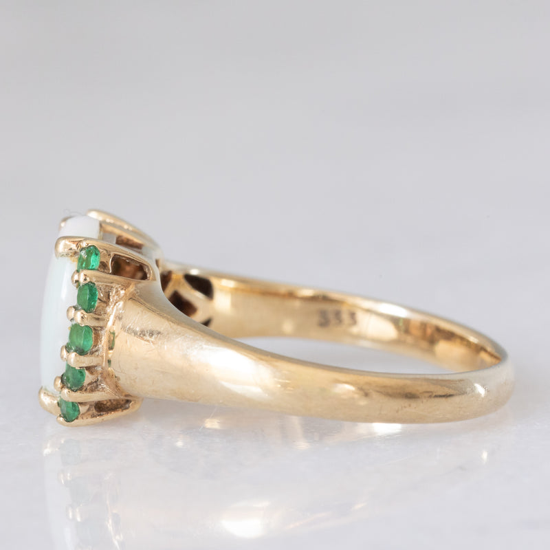 Anello vintage in oro giallo 8K con opale (0.90ct ca.) e smeraldi (0.10ctw ca.), anni ‘80