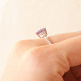Moderner Solitär aus 9 Karat Weißgold mit Amethyst im Billionenschliff (ca. 1 Karat), Jahr 2012