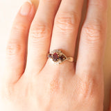 Vintage-Ring aus 9-karätigem Gelb- und Weißgold mit Granaten (ca. 0.70 ctw) und Diamanten, 60er Jahre
