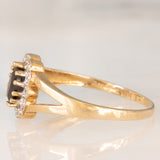Anello a margherita in oro giallo 9K con zaffiro (0.60ct ca.) e diamanti (0.05ctw ca.), anni ‘70/‘80