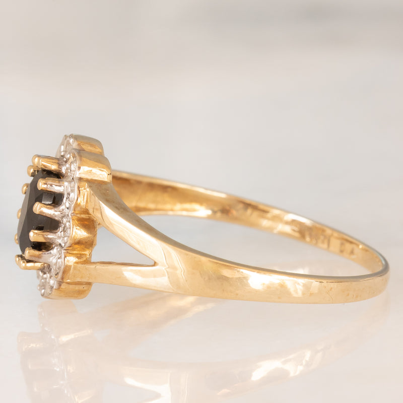 Anello a margherita in oro giallo 9K con zaffiro (0.60ct ca.) e diamanti (0.05ctw ca.), anni ‘70/‘80