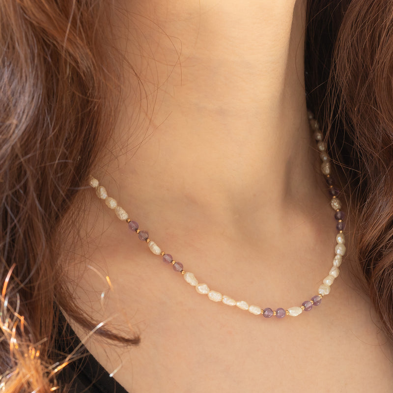 Parure vintage con collana e orecchini in oro giallo 9K con perle bianche e ametiste