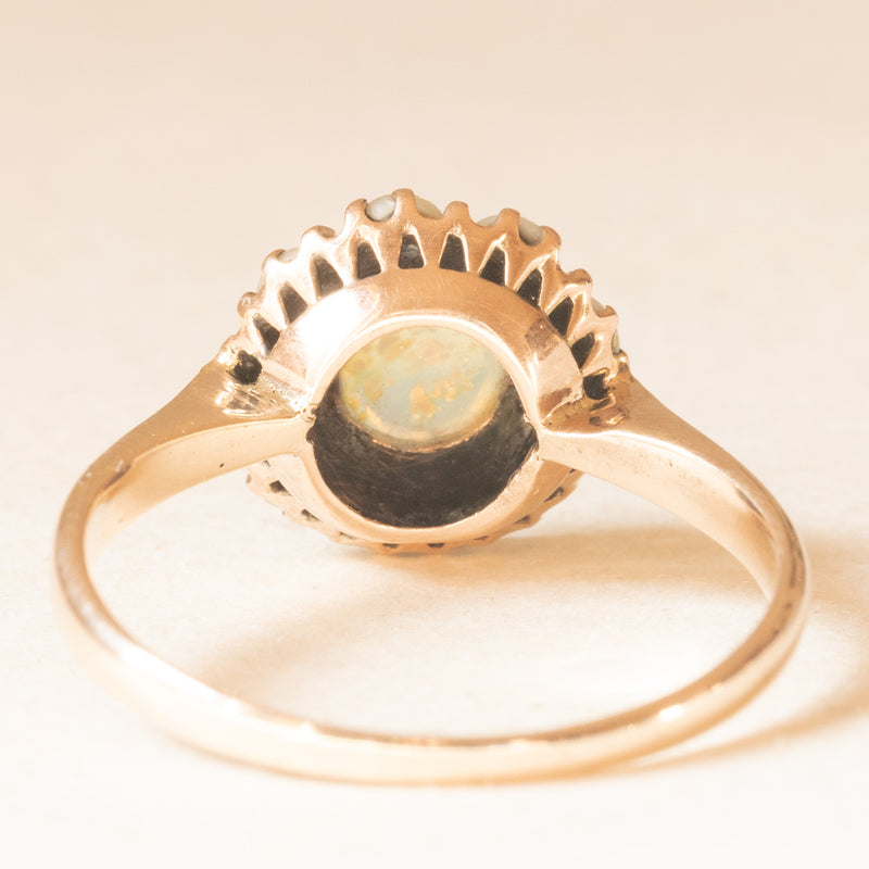 Anello a margherita antico in oro giallo 18K con opale sintetico e perline bianche, primi del ‘900