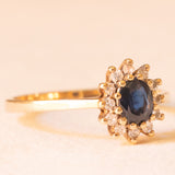 Anello a margherita vintage in oro giallo 9K con zaffiro (0.40ct ca.) e diamanti (0.12ctw ca.), anno 1984