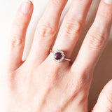 Vintage-Gänseblümchenring aus 18-karätigem Weißgold mit Rubin (ca. 0.85 ct) und Diamanten im Brillantschliff (ca. 0.24 ctw), 80er/90er Jahre