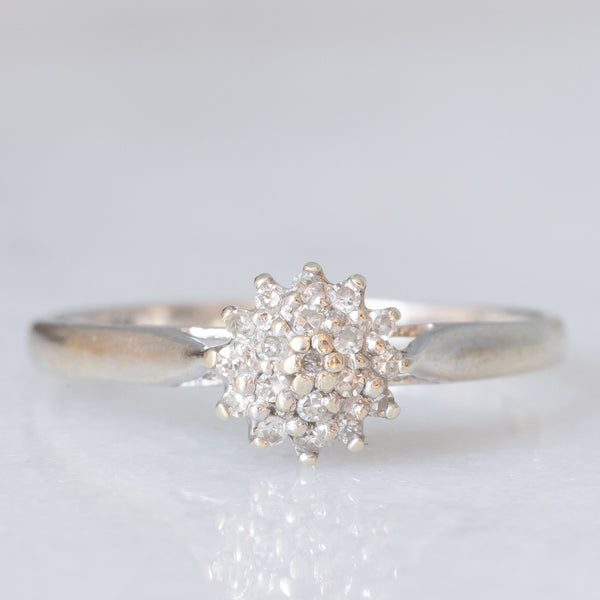 Anello a fiore vintage in oro bianco 9K con diamanti (0.10ctw ca.), anni ‘70/‘80