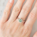 Anello a margherita vintage in oro bianco 14K con tormalina verde (0.35ct ca.) e diamanti (0.24ctw ca.), anni ‘80