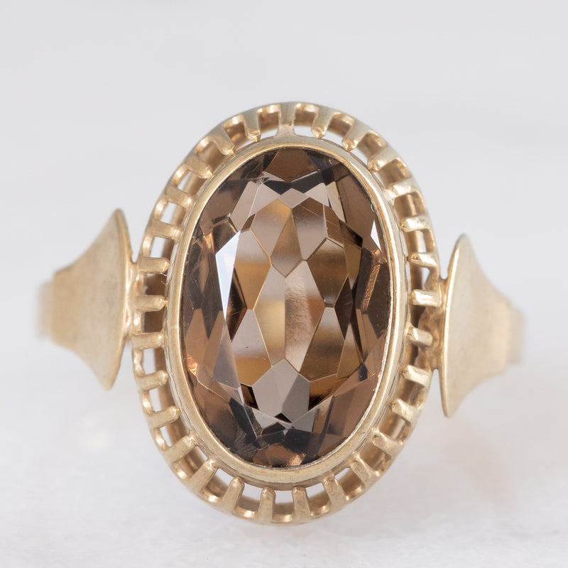 Anello da cocktail vintage in oro giallo 8K e quarzo fumé (2.40ct ca.), anni ‘60/‘70