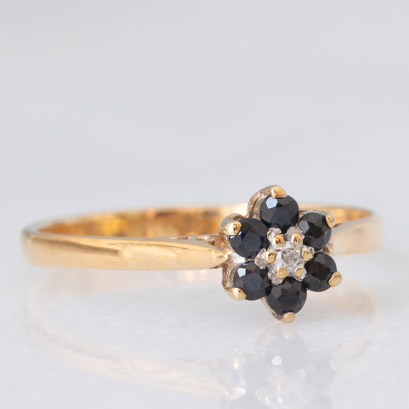 Anello a fiore vintage in oro giallo 9K con zaffiri (0.24ctw ca.) e diamante, anno 1984