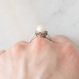 Anello a margherita vintage in oro bianco 14K con perla bianca e diamanti di taglio brillante (0.20ctw ca.), anni ‘60