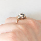 Bague marguerite vintage en or jaune et blanc 9 carats avec saphir (environ 1 ct) et diamants (environ 0.22 ct au total), 1989