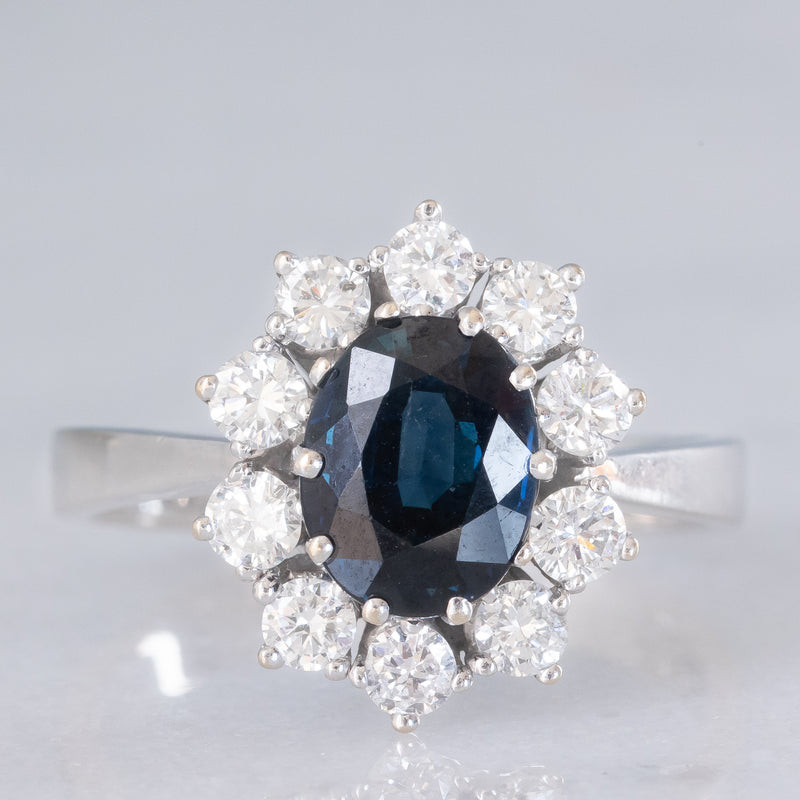 Anello a margherita vintage in oro bianco 18K con zaffiro (1.90ct ca.) e diamanti di taglio brillante (0.75ctw ca.), anni ‘70