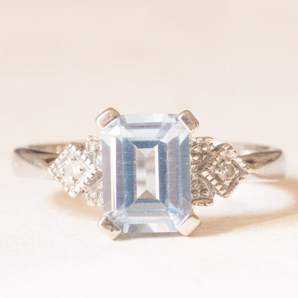 Anello vintage in stile Art Déco in oro bianco 9K con topazio azzurro (1.40ct ca.) e diamanti (0.02ctw ca.),