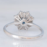 Anello a margherita vintage in oro bianco 18K con zaffiro (1.20ct ca.) e diamanti di taglio brillante (0.80ctw ca.), anni ‘70