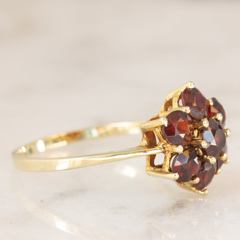 Anello a fiore vintage in oro giallo 8K con granati (1.10ctw ca.), anni ‘70