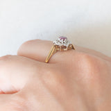 Anello a margherita vintage in oro giallo e bianco 9K con rubino (0.12ct ca.) e diamanti (0.04ctw ca.), anno 1988