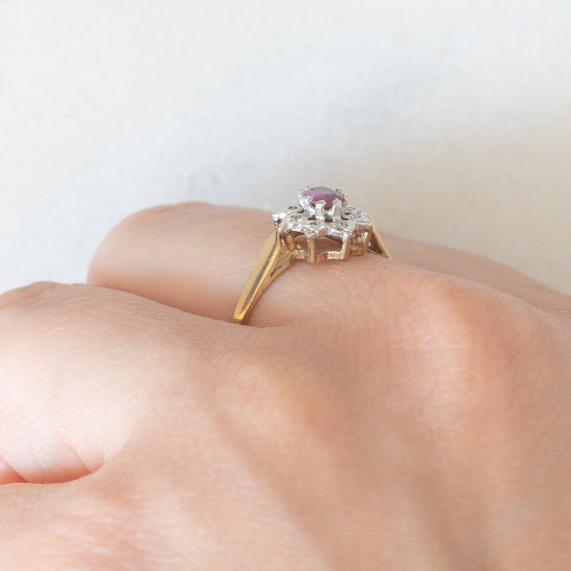Anello a margherita vintage in oro giallo e bianco 9K con rubino (0.12ct ca.) e diamanti (0.04ctw ca.), anno 1988