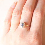 Vintage-Gänseblümchen-Ring aus 9-karätigem Gelb- und Weißgold mit blauem Topas (ca. 0.40 ct) und Diamanten (ca. 0.03 ctw), Jahr 1989