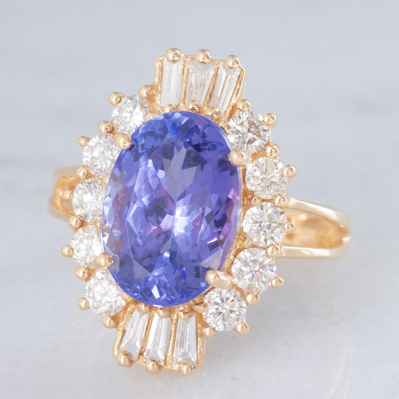 Anello ballerina vintage in oro giallo 14K con tanzanite (5.60ct ca.) e diamanti di taglio brillante e tapered (1.30ctw ca.), anni ‘70/‘80