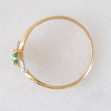 Toi et Moi vintage in oro giallo 18K con zaffiro (0.09ct ca.), smeraldo (0.06ct ca.) e diamanti, anni ‘70/‘80