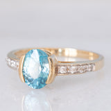 Anello in oro giallo 9K con zircone azzurro (1.63ct) e zirconi bianchi