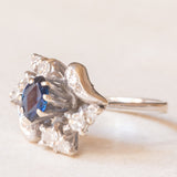 Vintage 18K white gold flower ring with sapphire (0.50ct approx.) and diamonds (0.24ctw approx.), 80s