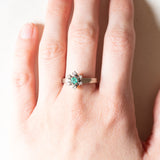 Vintage-Gänseblümchenring aus 14-karätigem Weißgold mit Smaragd (ca. 0.15 ct) und Diamanten (ca. 0.06 ctw), 70er Jahre