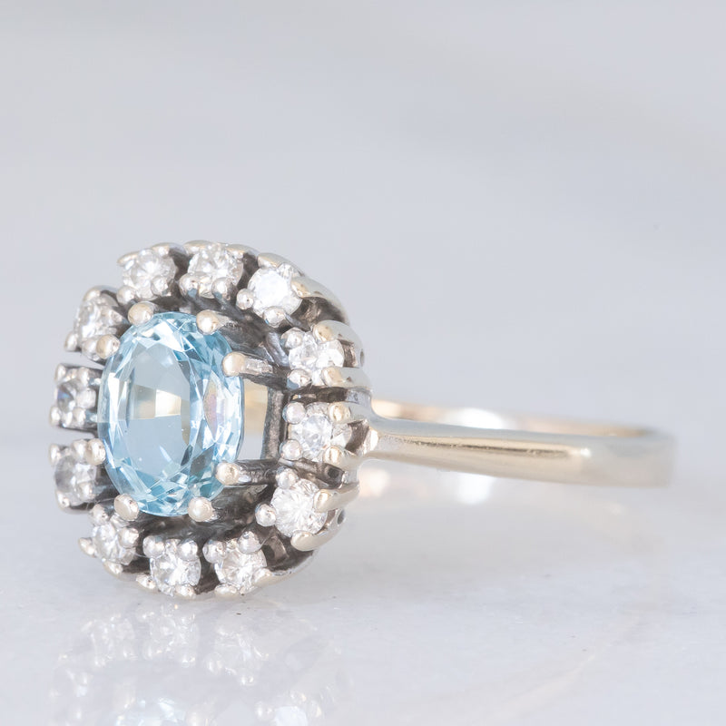 Anello a margherita vintage in oro bianco 14K con acquamarina (0.70ct ca.) e diamanti di taglio brillante (0.24ctw ca.), anni ‘70