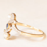 Bague Art Nouveau en or jaune 18 carats et platine avec perles blanches, saphir (environ 0.08 ct au total) et diamants taille rosette (environ 0.22 ct au total), années 10/20