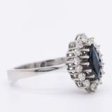 Anello a margherita navette vintage in oro bianco 14K con zaffiro (0.60ct ca.) e diamanti (0.42ctw ca.), anni ‘70