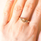 Anello vintage in oro giallo e bianco 9K con zaffiro giallo (1ct ca.) e diamanti, anni ‘60/‘70