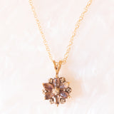 Vintage-Halskette mit Kette aus 9-karätigem Gelbgold und Blumenanhänger aus 9-karätigem Gelbgold mit Quarz und Diamanten