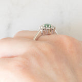 Anello a margherita vintage in oro bianco 14K con tormalina verde (0.35ct ca.) e diamanti (0.24ctw ca.), anni ‘80
