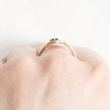 Art-Déco-Tourbillion-Ring aus 18-karätigem Gelb- und Weißgold mit Saphir (ca. 0.15 ct) und Diamanten im Rosettenschliff, 30er Jahre