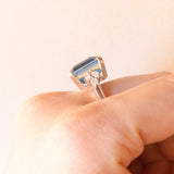 Ring aus 18-karätigem Weißgold mit blauem Topas (ca. 7 ct) und Diamanten im Marquise-Schliff (ca. 0.60 ctw), ca. 80er/90er Jahre.