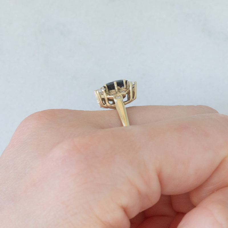 Anello a margherita vintage in oro giallo 14K con zaffiro (0.70ct ca.) e diamanti (0.20ctw ca.), anni ‘80