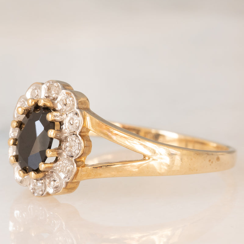 Anello a margherita in oro giallo 9K con zaffiro (0.60ct ca.) e diamanti (0.05ctw ca.), anni ‘70/‘80