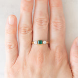 Trilogy antico in oro giallo 14K con tormalina verde di taglio carré (0.35ct ca.) e diamanti di taglio vecchia Europa (0.30ctw ca.), anni ‘20/‘30