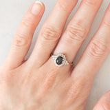 Bague marguerite vintage en or jaune et blanc 9 carats avec saphir (environ 1 ct) et diamants (environ 0.22 ct au total), 1989