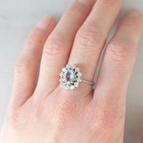 Anello a margherita in oro bianco 18K con acquamarina (1.10ct ca.) e diamanti di taglio brillante (1ctw ca.), anni ‘70