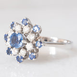 Anello a fiocco di neve vintage in oro bianco 14K con zaffiri (1.10ctw ca.) e diamanti di taglio brillante (0.48ctw ca.), anni ‘70/‘80