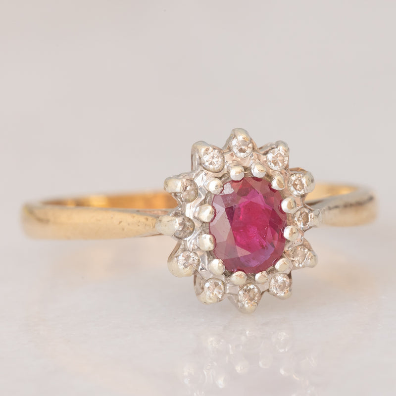 Anello a margherita vintage in oro giallo 9K con rubino (0.35ct ca.) e diamanti (0.06ctw ca.), anno 1984