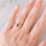 Anello a margherita vintage in oro giallo 18K con rubino (0.51ct) e diamanti (0.41ctw), anni ‘80/‘90