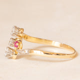 🌷 Jugendstil-Doppeltrilogie aus 18 Karat Gelbgold und Platin mit synthetischen Rubinen (ca. 0.25 ctw) und alten Diamanten im europäischen Schliff (ca. 0.35 ctw), 20er Jahre