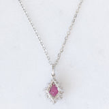 Collana vintage con ciondolo a margherita in oro bianco 14K con rubino di taglio a goccia (0.65ct ca.) e diamanti di taglio brillante (0.35ctw ca.), anni ‘80
