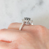 Gänseblümchenring aus 14 Karat Weißgold mit Saphir (ca. 1.50 ct) und Diamanten im Brillantschliff (ca. 0.60 ctw), 70er Jahre