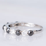 Mezzo eternity in platino con diamanti bianchi e neri (1ctw), anni ‘2000